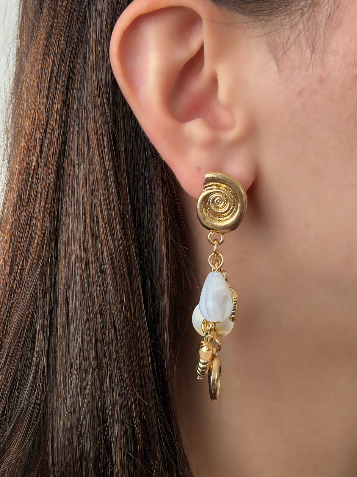 Shell Charm Beyaz Taşlı Sallantılı Küpe