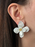 Ivory Blossom Sedef Dokulu Beyaz Çiçek Küpe