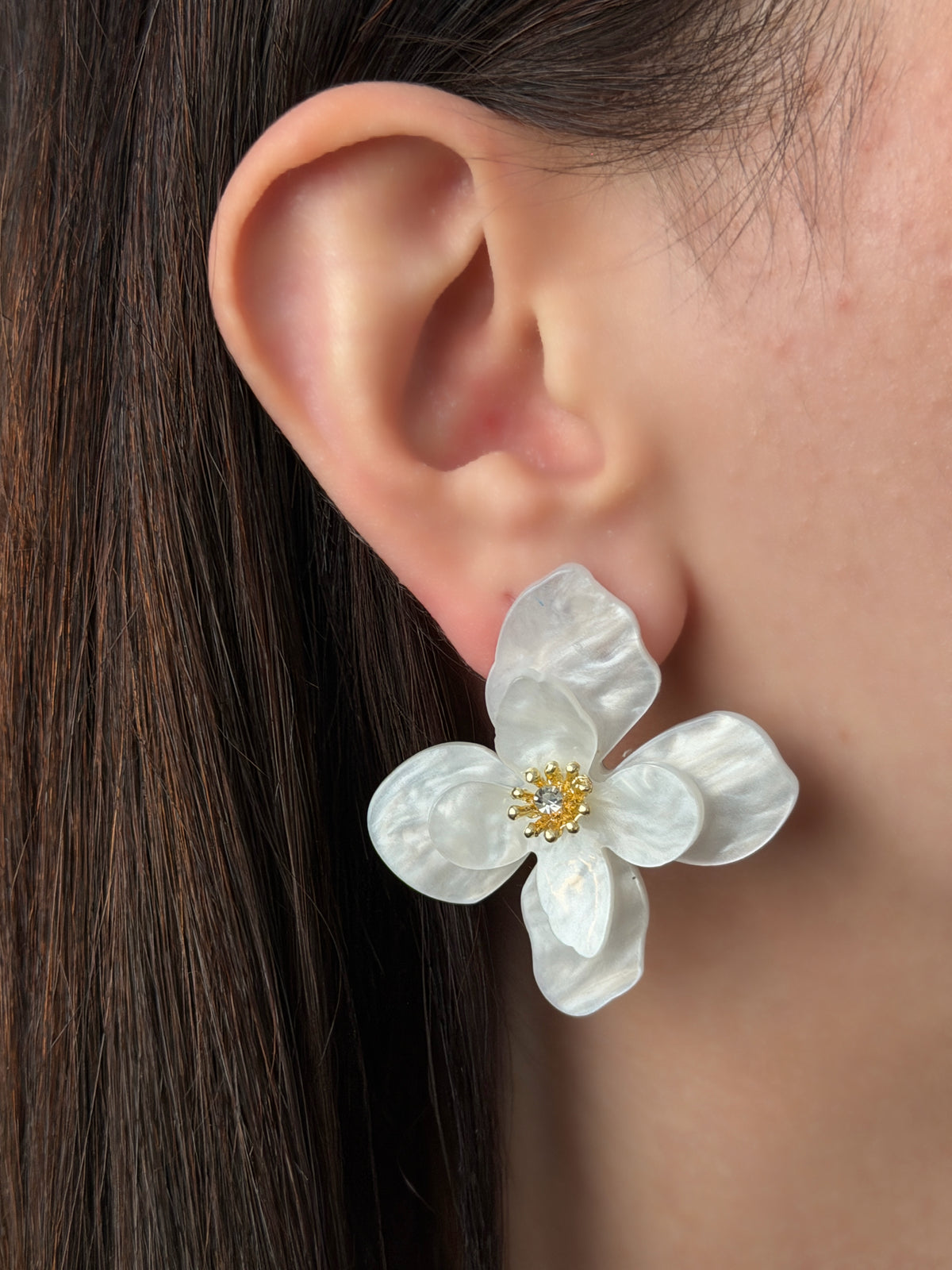 Ivory Blossom Sedef Dokulu Beyaz Çiçek Küpe
