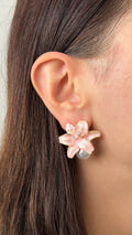 Botanical Pearl Pembe Yapraklı İnci Merkezli Küpe