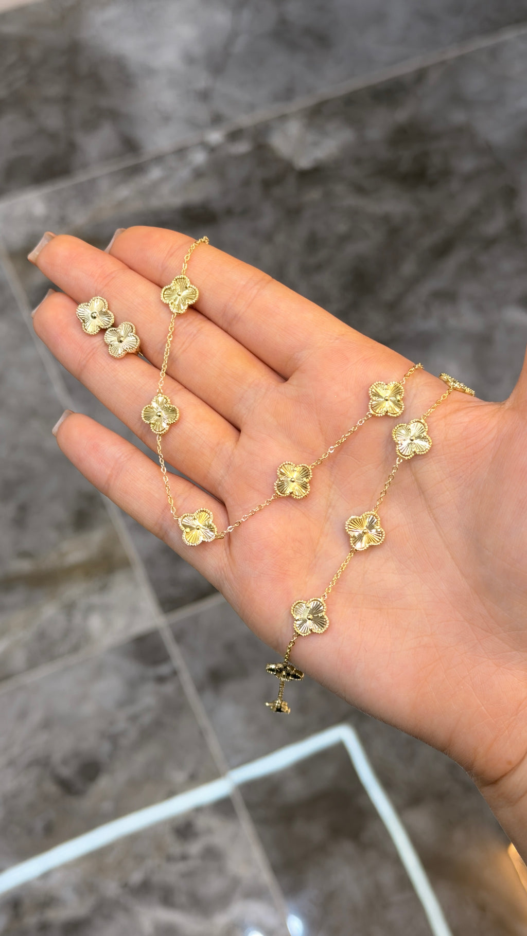 Felicity Lüks Seri Özel Kalem İşlemeli Yonca Kolye Bileklik Küpe Set